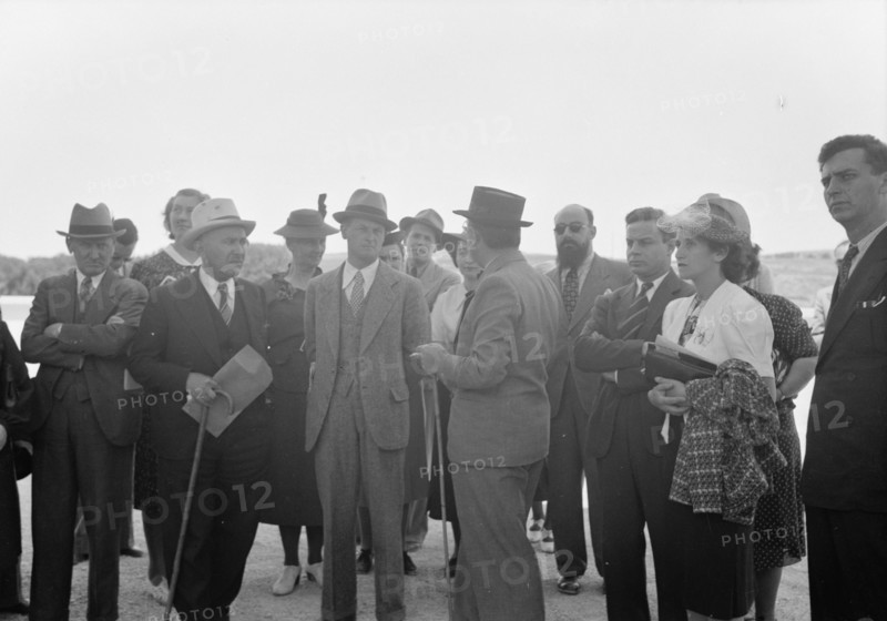 Group of people gathered in a Jewish coastal colony, possibly Nathania ca. between 1934 and 1939