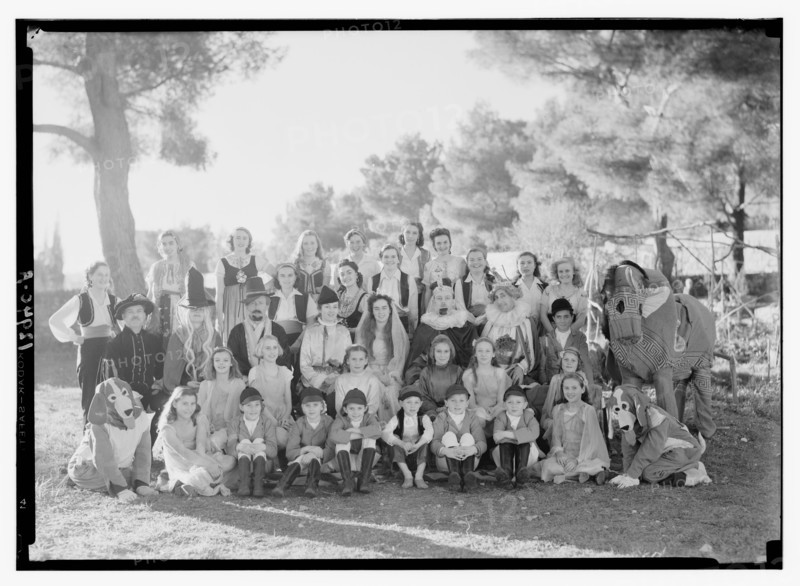 The pantomime group of the Jerusalem Dramatic Society, group photo ca. between 1940 and 1946