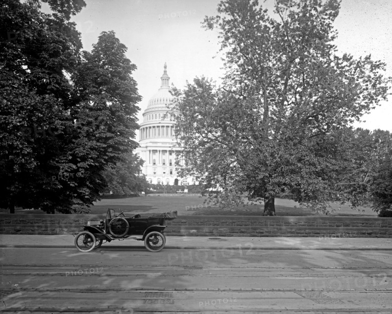 Automobile parked in front of the U.S. Capitol, [Washington, D.C.] ca.  between 1910 and 1925