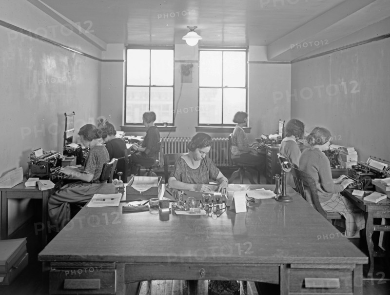 Women working at the National Highway Association ca.  between 1910 and 1920