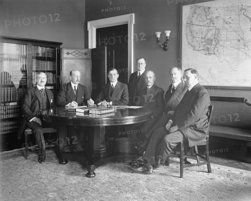 Signing Italian War Loan. ca.  between 1910 and 1920