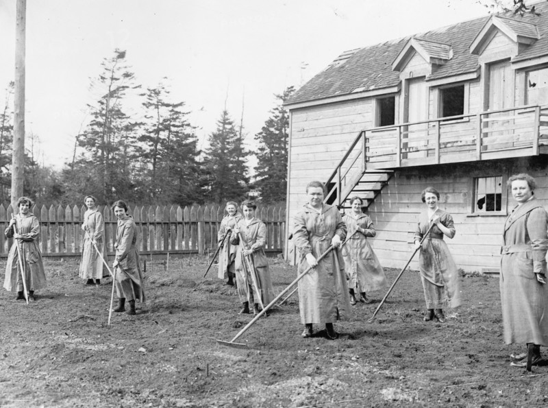 Food Administration, Women farmers working in a field ca.  between 1910 and 1920
