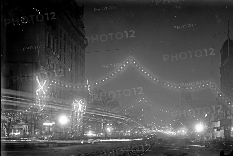 Pennsylvania Avenue at night [Washington, D.C.] ca.  between 1910 and 1935