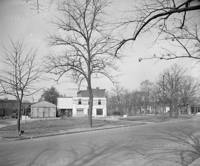 Early 20th century service station, possibly abandoned ca.  between 1910 and 1926