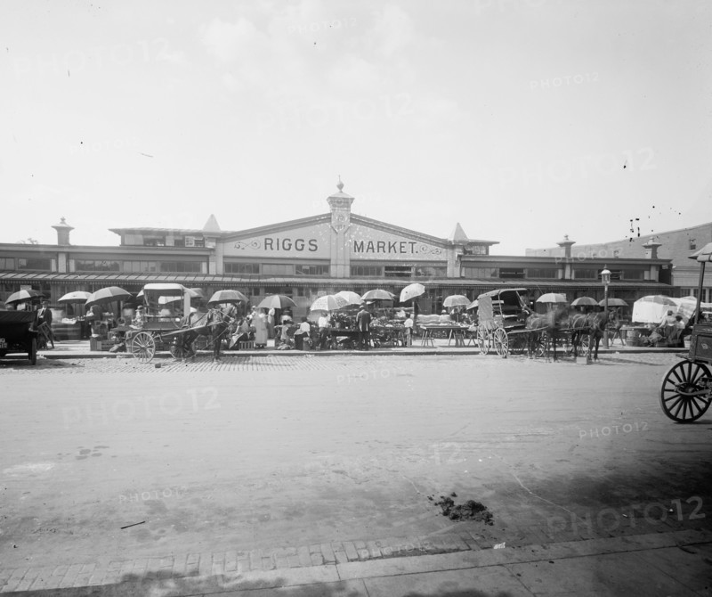 Customers outside of Riggs Market, 1172 ca.  between 1910 and 1926