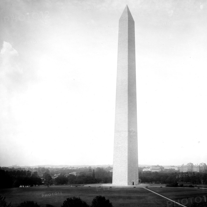 Washington Monument in Washington, D.C. ca.  between 1910 and 1935
