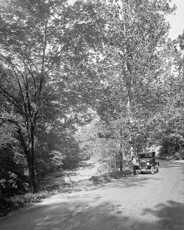 Ford Motor Company Ford touring car in Rock Creek Park, [Washington, D.C.] ca.  between 1910 and 1926