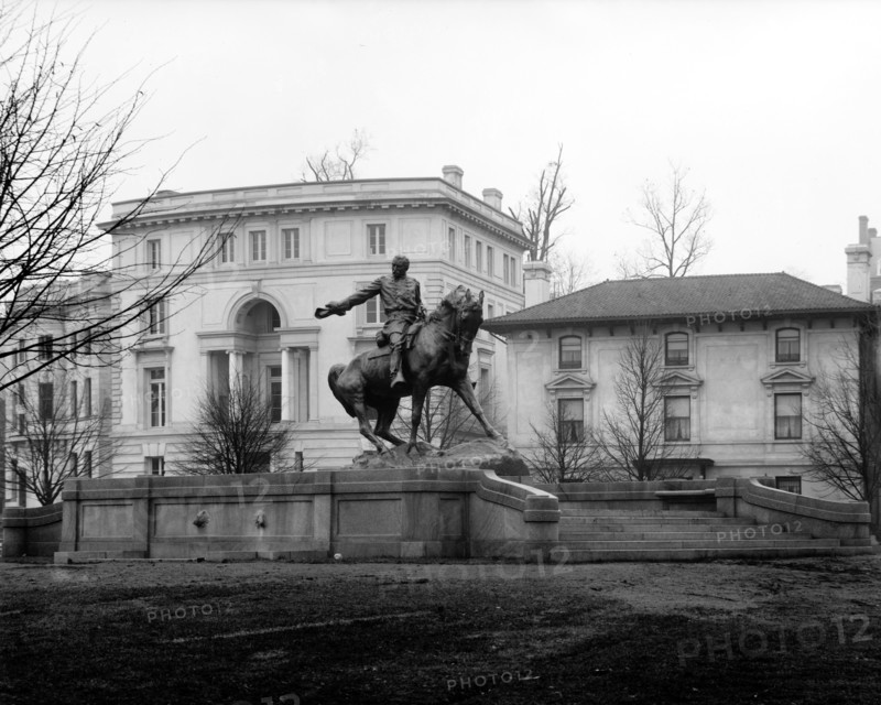 Sheridan Statue in Washington D.C. ca.  [between 1916 and 1917]