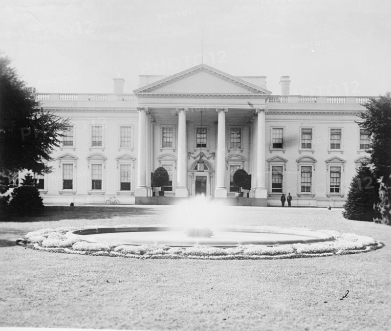 Fountain in front of the White House ca. between 1909 and 1919