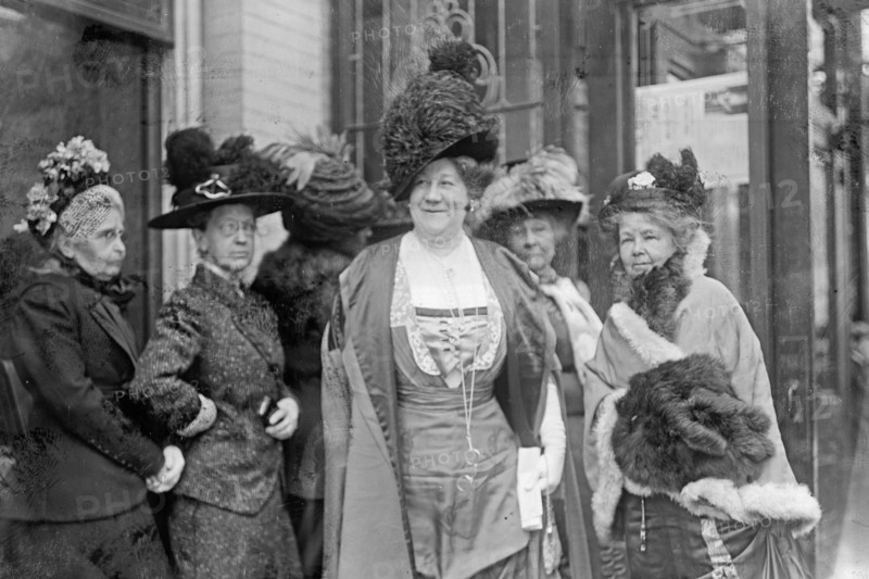 Mrs. John Hayes Hammond and a group of women ca. between 1909 and 1919