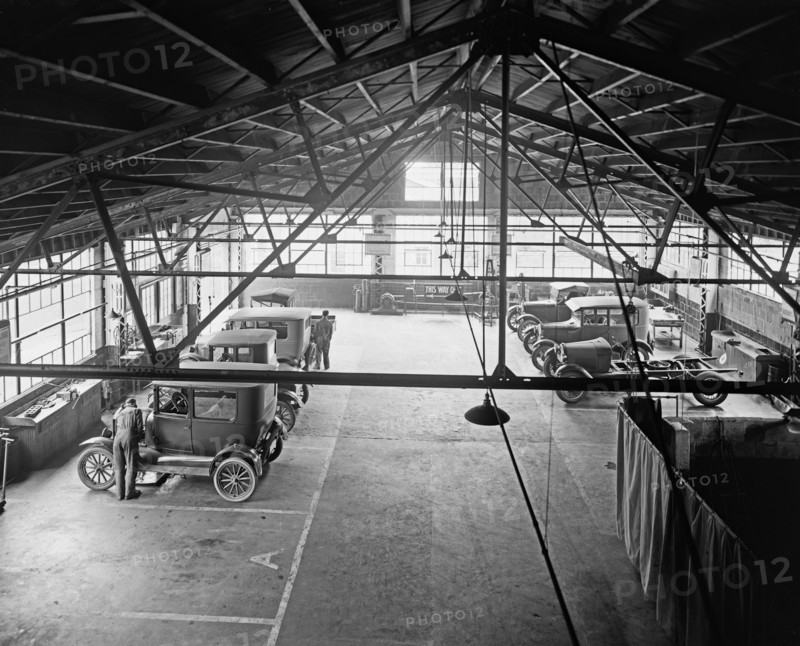 Hendricks Motor Company, garage or factory interior ca.  between 1918 and 1928