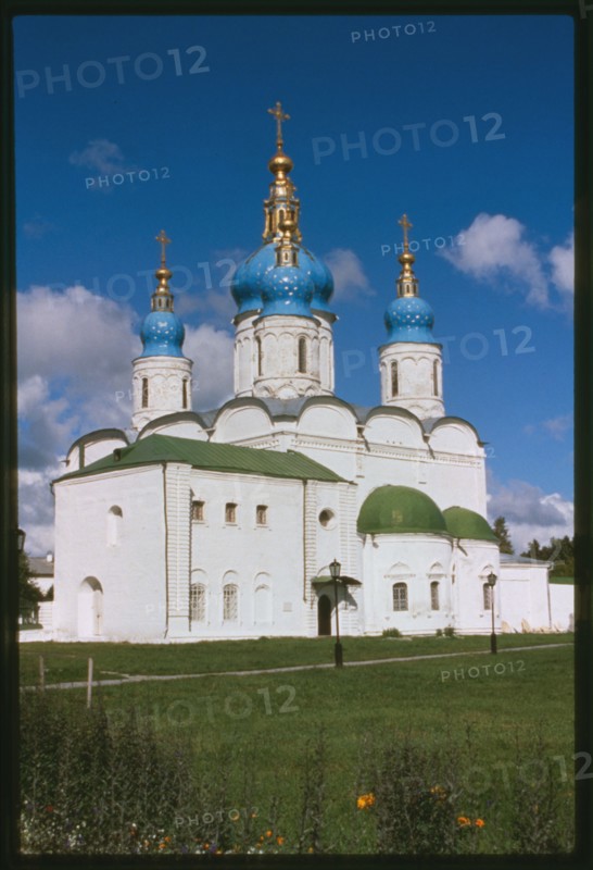 Cathedral of St. Sophia and Dormition (1681-86), with sacristy (mid-18th century), southeast view, Tobol'sk, Russia 1999.