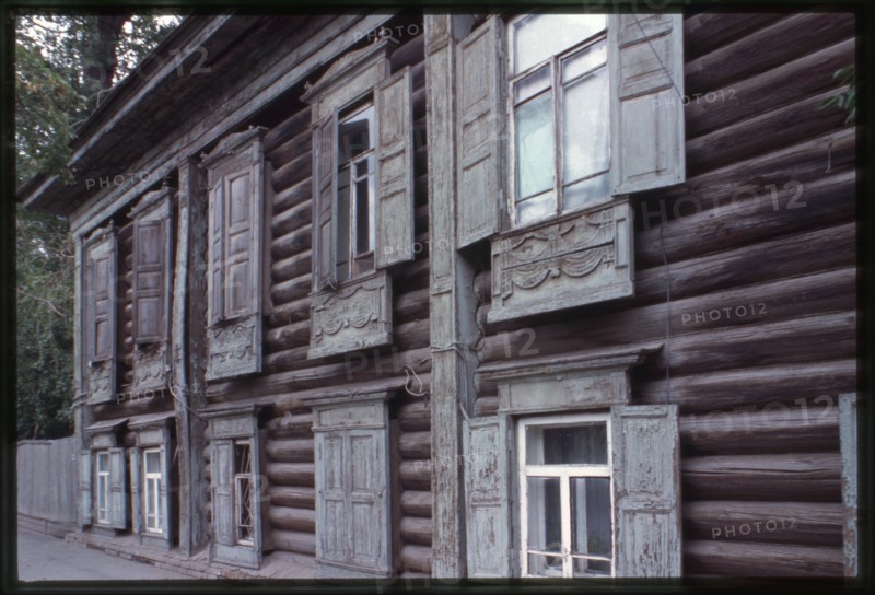 Log house, Cheliuskintsy Street #42 (mid-19th century), Tiumen', Russia 1999.
