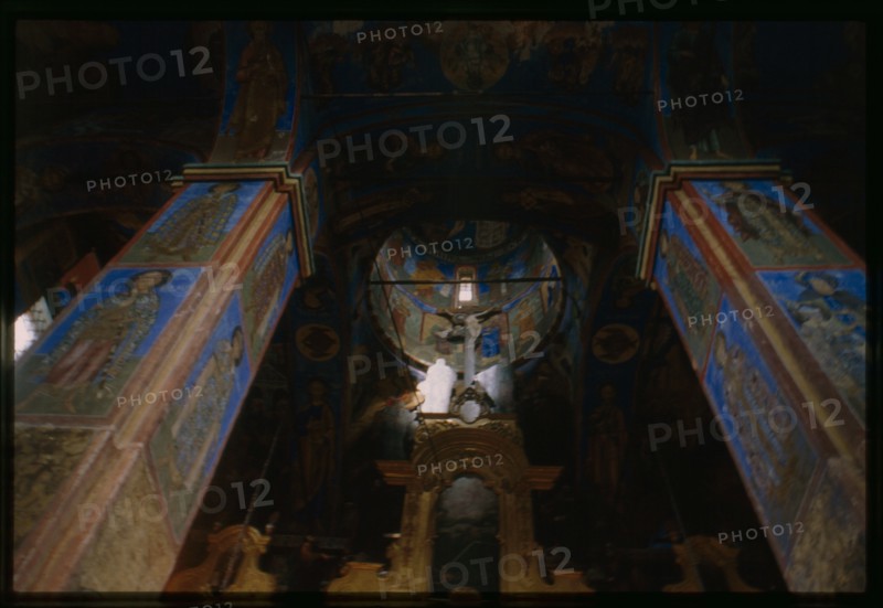 Church of Saint Nicholas Nadein (1620-22), interior, view of east piers, with uppermost part of icon screen and main dome, Yaroslavl', Russia; 1997