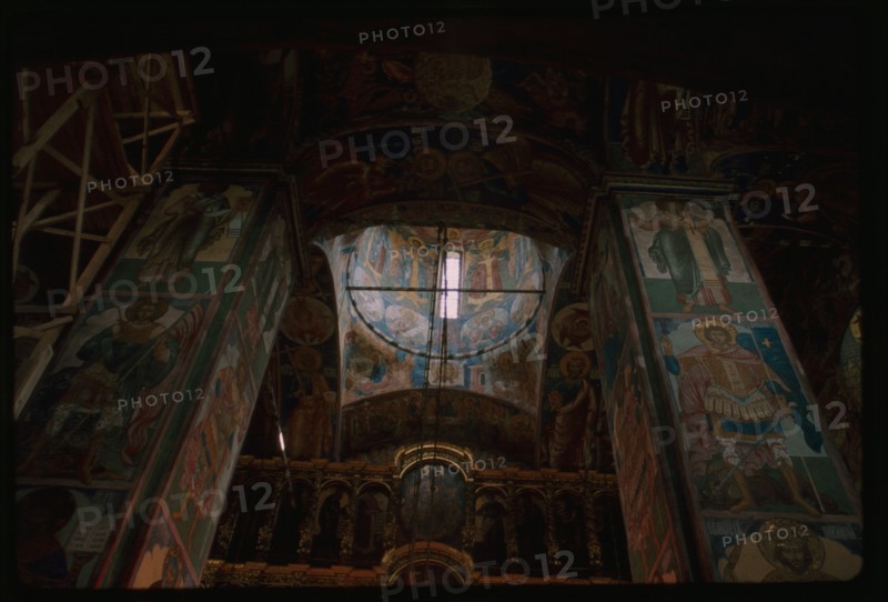Church of Elijah the Prophet (1647-50), interior, view east, with upper part of icon screen and frescoes (1680-81), Yaroslavl', Russia; 1994