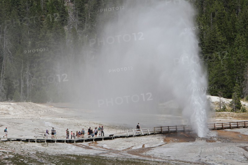 Park visitors watching Beehive Geyser in Yellowstone National Park; Date: 22 July 2015