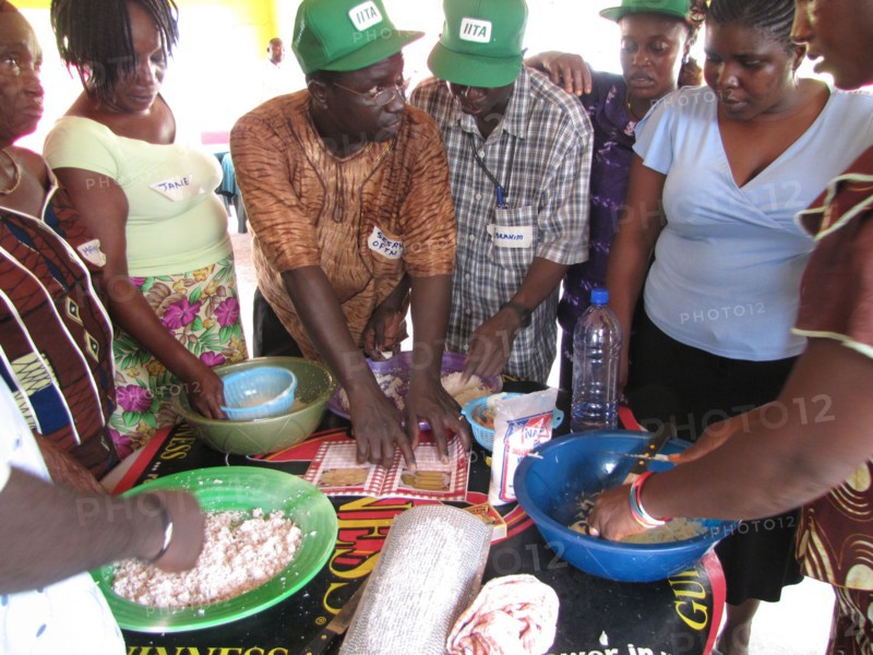Diversifying cassava products helps increase women's household incomes in Guinea ca. 9 July 2009