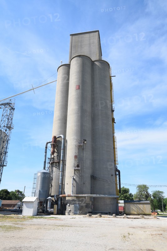 Grain elevators in Hindsboro, Illinois