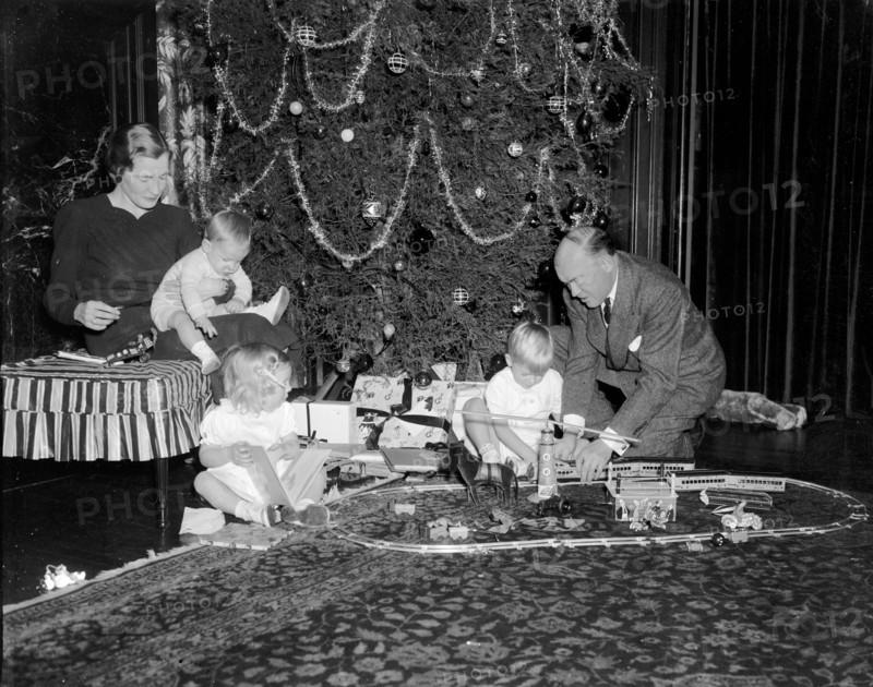 Cabinet youngsters enjoy Christmas. Washington