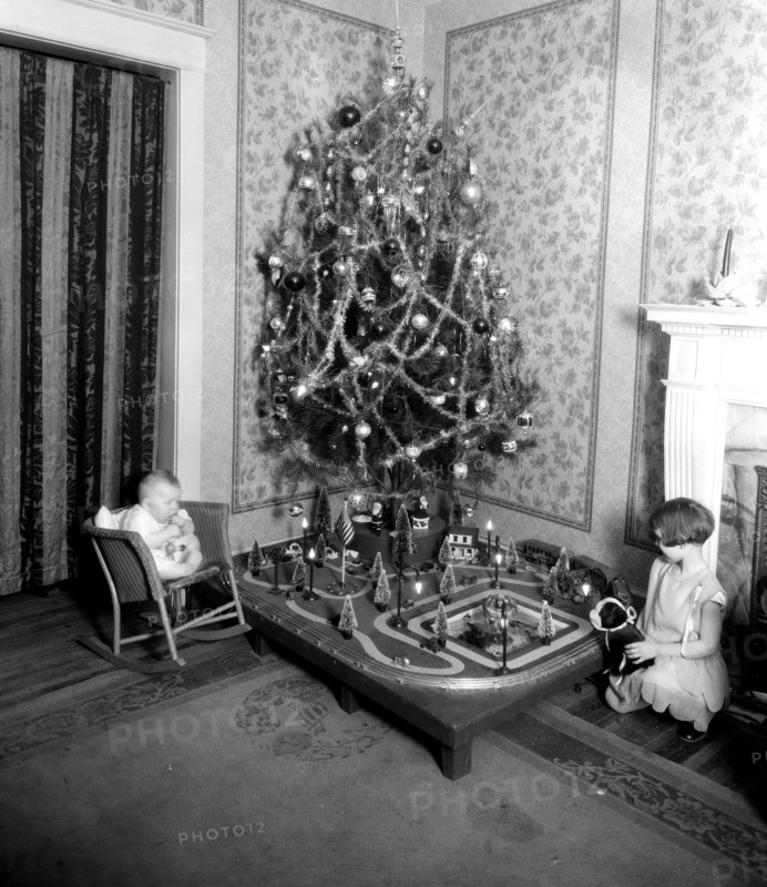 Chidlren in front of Christmas tree