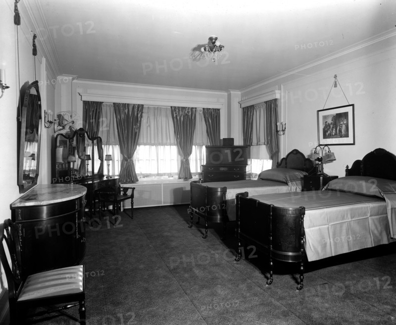 Mayflower Hotel bedroom