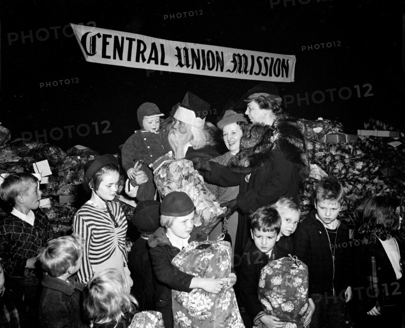 Mrs. Franklin D. Roosevelt and Santa Claus