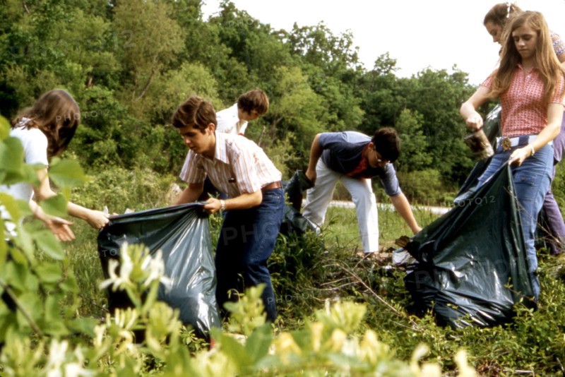 Public School Students Work on Ecology Project