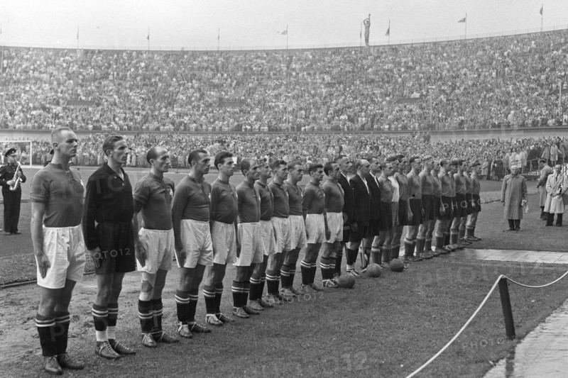 September 21, 1947 - Netherlands - Switzerland 6-2 - Both teams / Left Switzerland and right the Netherlands