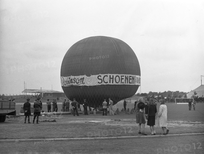September 28, 1947 - Hot Air Balloon preparing for ascent at East and West (oost en west)