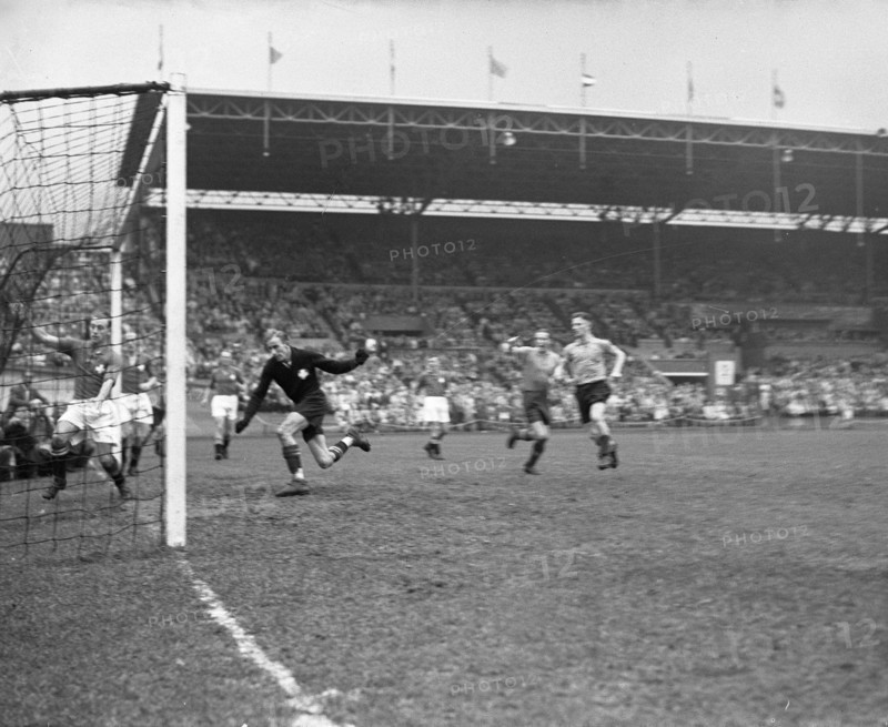 Historical Soccer- Netherlands vs. Switzerland 6-2 final score - Wilkes makes a goal for a 2-1 lead (September 21, 1947)