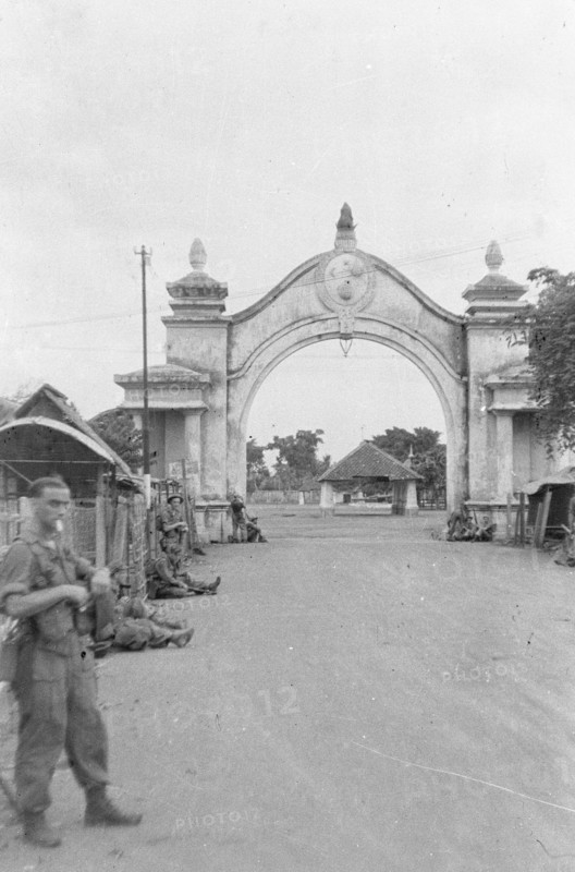 Gate of the Kraton of Surakarta; Date December 21, 1948; Location Indonesia, Java, Dutch East Indies, Surakarta
