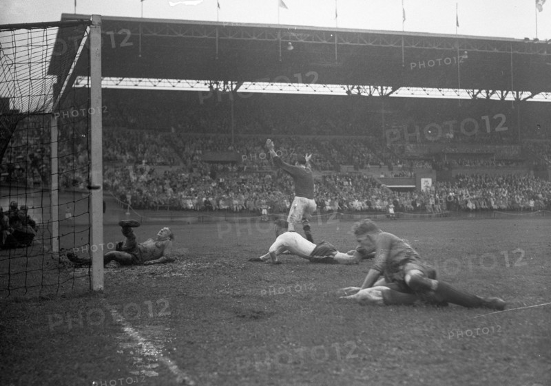 Historical Soccer Photos - September 21, 1947 - Netherlands - Switzerland 6-2 - After a goal, Switzerland ties up the score of the match, 1-1.