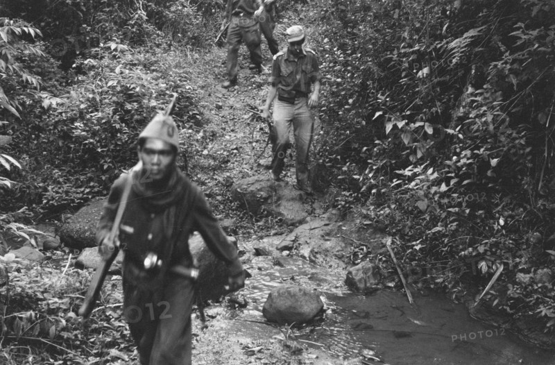 in Soebang a number of Indonesians volunteered to join the Ned. troops and are now being trained. Patrolling is also part of their education; Date November 12, 1947; Location Indonesia, Dutch East Indies