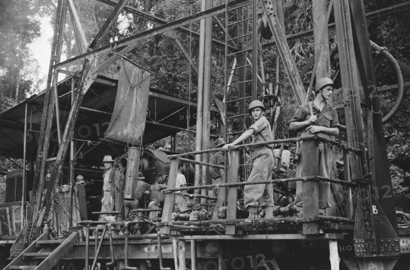 Sanga-Sanga. In the jungle of East Borneo, oil drilling is carried out under surveillance of the 1st company of 3-11 RI. ; Date April 9, 1948