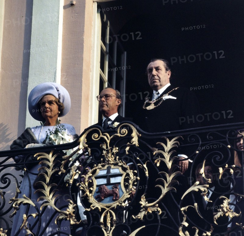 Queen Juliana and Prince Bernhard on the landing of the Bonn city hall; right Oberbürgermeister Peter Kraemer Date October 26, 1971; Location Germany, West Germany