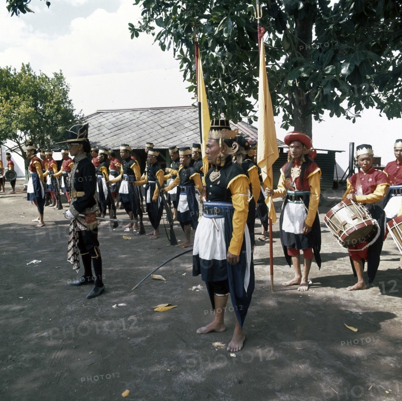 Men in traditional costume in Yogyakarta; Date August 31, 1971 Location Indonesia, Yogyakarta