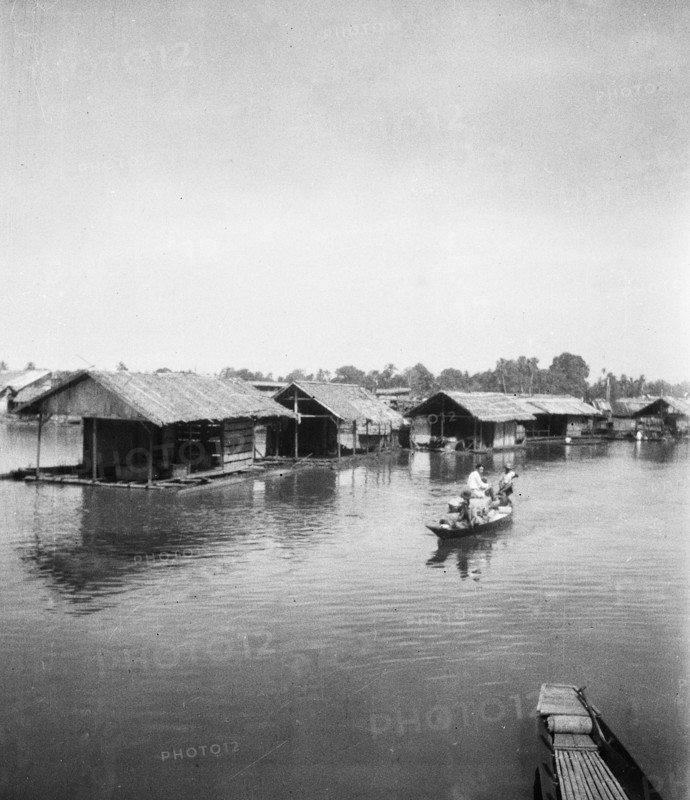 Floating houses in 1940s Indonesia; Date January 2, 1948; Location Indonesia, Jambi, Dutch East Indies, Sumatra