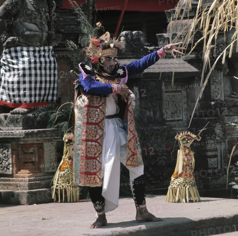 Dance performance on Bali; Date 1 September 1971; Location Bali, Indonesia