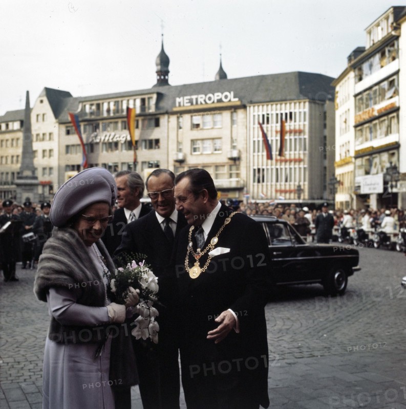 Queen Juliana and Prince Bernhard are greeted at the town hall of Bonn by Oberbürgermeister Peter Kraemer; Date October 26, 1971; Location Germany, West Germany