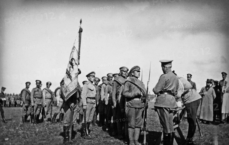 Russian soldiers with a banner are set up for their commander Date 1916 - Location: Russia (until 1917)