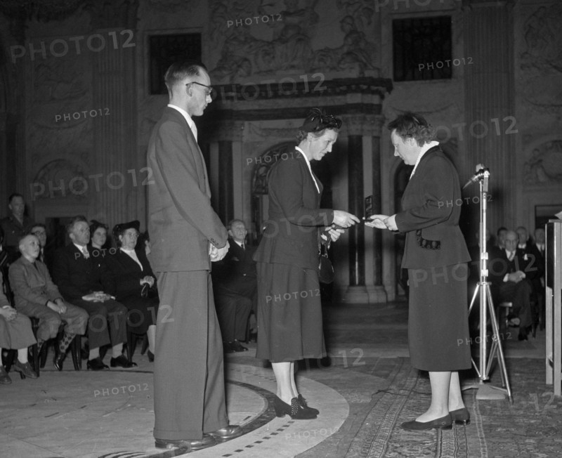 Presentation of resistance crosses by Queen Juliana in Amsterdam. Widow B. de Boer-Kok (Meppel) in Amsterdam, Noord-Holland ca. January 1953