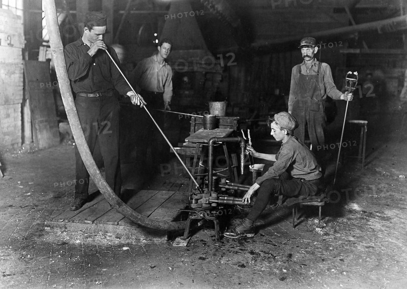 Glass blower and mold boy 1908