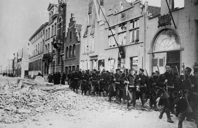 Belgian soldiers re-enter Termonde ca. 1914-1915