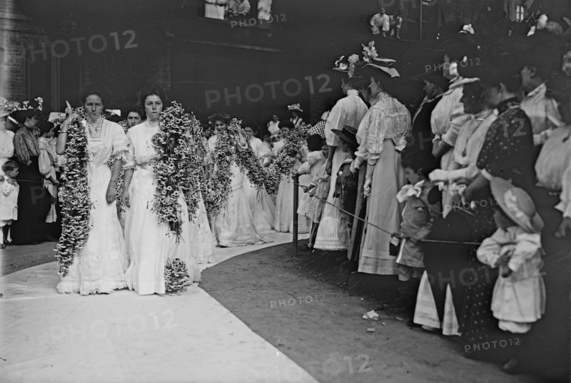 Vassar College Graduates participating in the Daisy Chain ca. June 1908