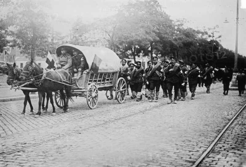 Bulgarian ambulance and troops going to the front (First Balkan War) ca. 1912-1913