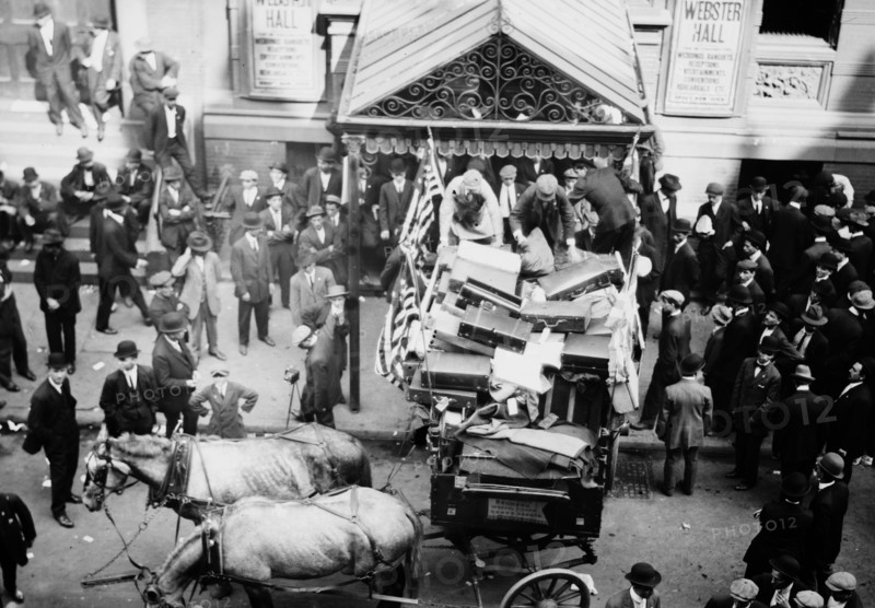 Greek immigrants leaving New York City to return to their country and fight in the first Balkan War, which began in October 1912