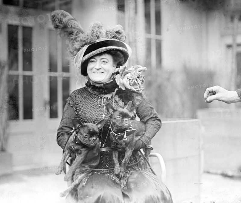 Verona Jarbeau with 'la belle Cora' and 'Aimee'
