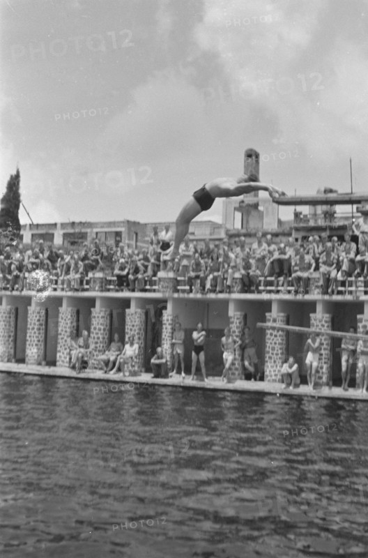 On the occasion of the anniversary of the 5th Veldcomp. Genie were held in the swimming pool in Kopeng on 22 October for swimming and jump jumping competitions. Date October 22, 1946; Location Indonesia, Dutch East Indies