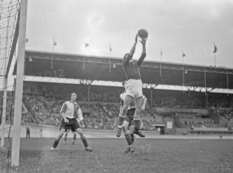 September 27, 1947 Soccer Match - Blauw Wit against Feijenoord 1-5 game score, Feijenoord keeper in action