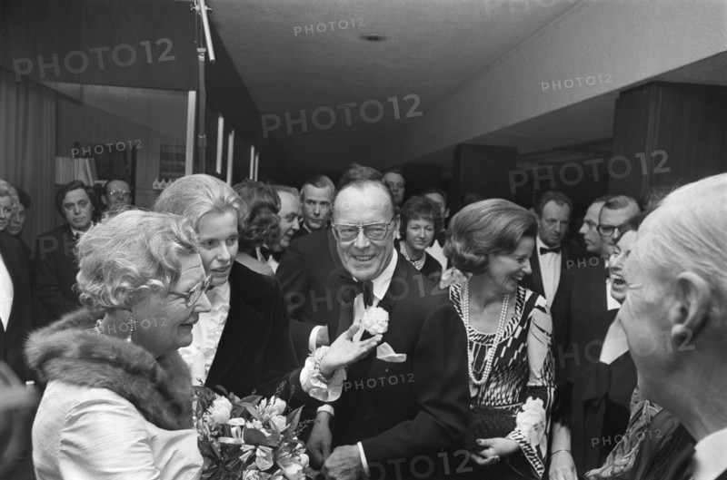 Queen Juliana and Prince Bernhard are greeted on arrival; Date February 13, 1976; Location Amsterdam, Noord-Holland